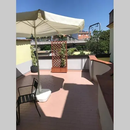 Aperitivo In Terrazza Vicinissimo Al Centro. *